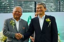 (左から)カラバオ社 サティアン セータシット会長、昭和電工会長 市川秀夫